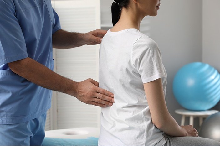 Praktisi SambungRaga Level 2 sedang menganalisa postur pasien